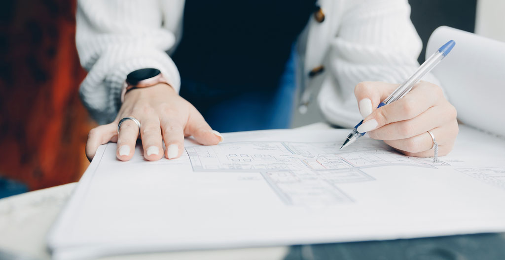 Plans d'exécution techniques format A3 avec schémas de structure IPN, note de calcul et tampon bureau d'études sur table de travail