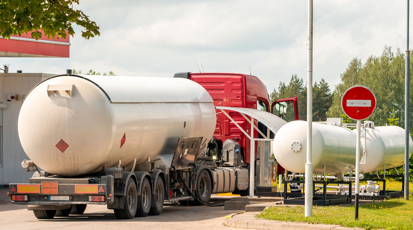 Camion de livraison de gaz propane en cours d'approvisionnement sur site professionnel
